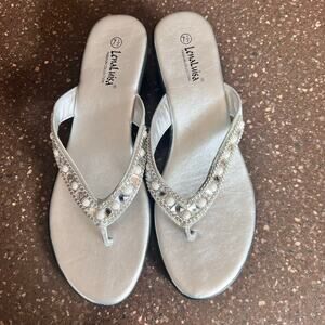 Lenaluisa Sandals Shoes Classy Thongs Silver & White Size 7.5 Like New!